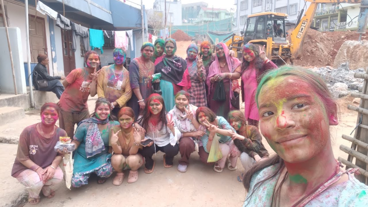Hum sab ne manayi aisi holi🌈