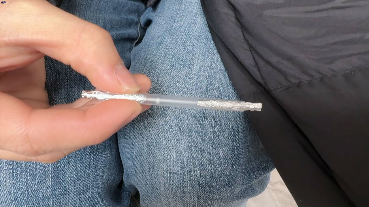牛奶喝完吸管别扔，教你做成&ldquo;静电消除器&rdquo;，冬天再也不怕被电了 Making a static eliminator with a straw
