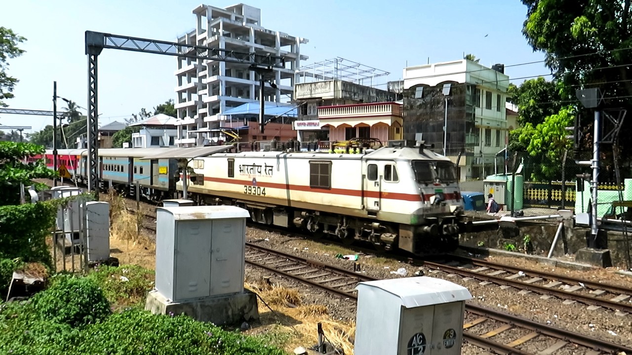 Island Express arriving at Trivandrum Central railway station | 16526 | Indian Railways
