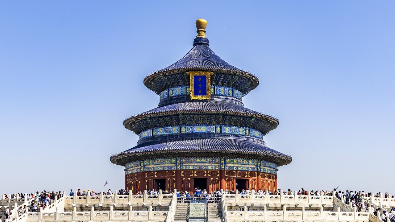 北京天坛古建筑群：始建于明永乐十八年，占地约 273 万平方米，以圜丘坛、祈年殿为主体建筑，中国现存规模最大、形制最完备的古代祭天建筑群