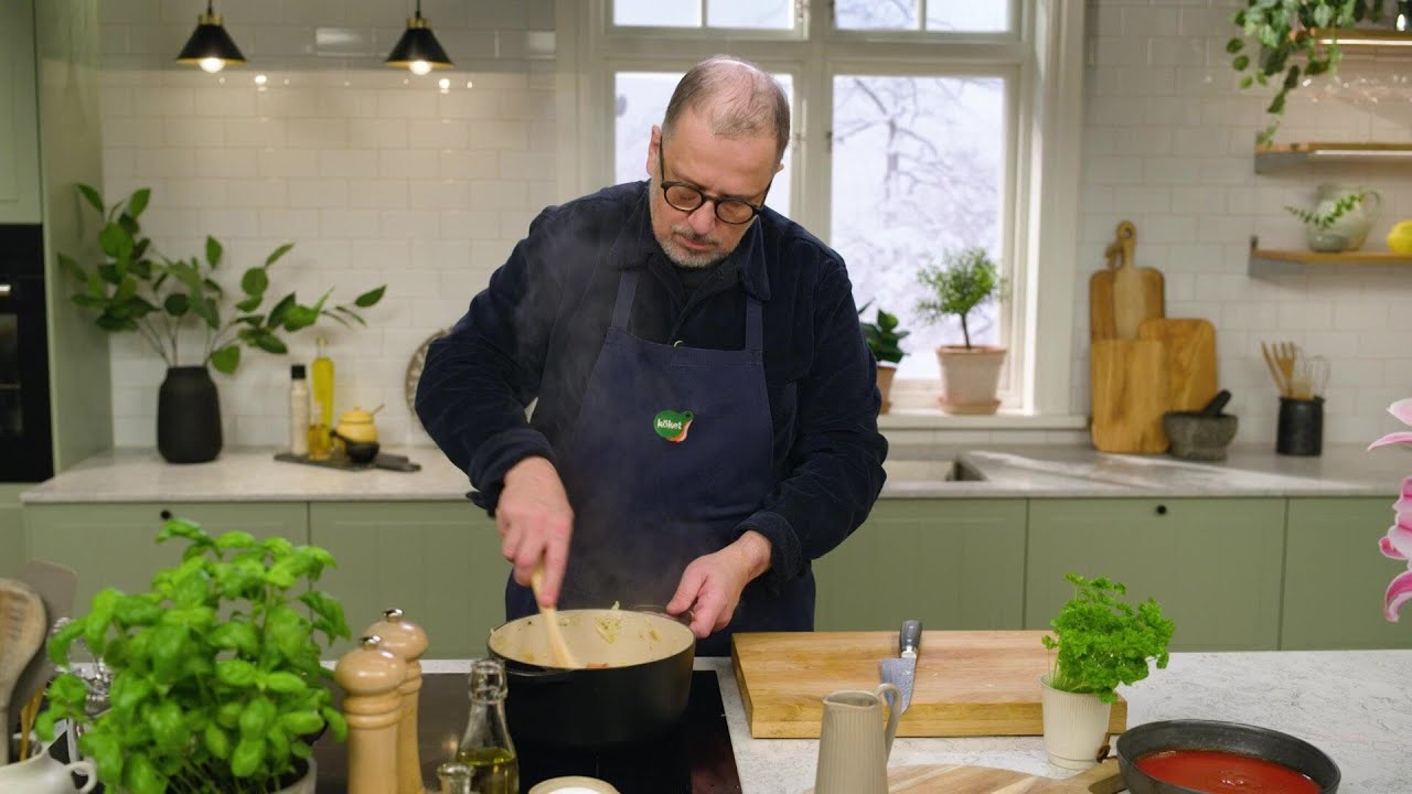 Falukorvsgryta med spetskål, tomat och kummin - Köket