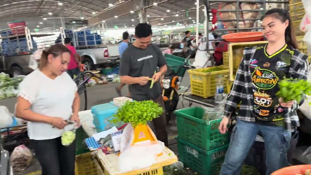 “อัปเดตราคาตลาดค้าผักสดท้ายรถผักหมุนเวียนที่ใหญ่และเยอะที่สุด(ถูกที่สุด)”ตลาดไทเปิดให้บริการ24ช.มจ้า