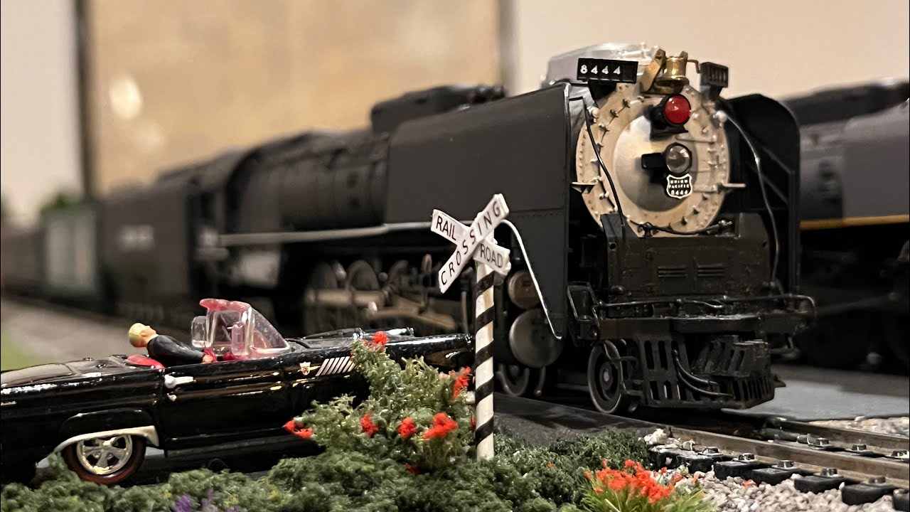 Rivarossi Union Pacific 4-8-4 FEF No. 8444 Running Demo