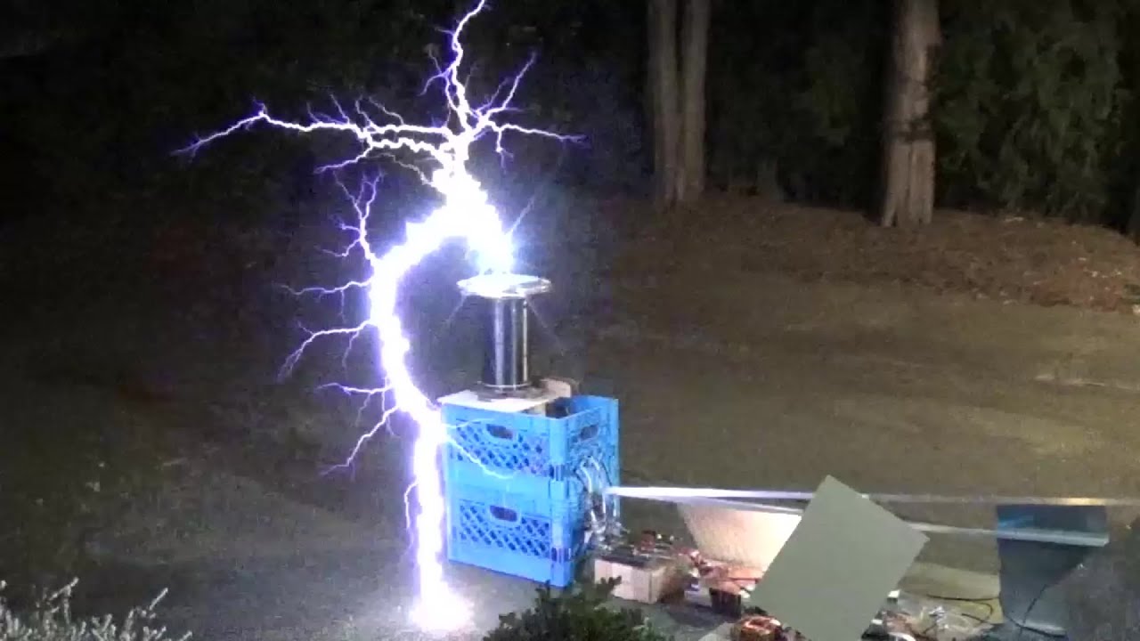 Low frequency QCW Tesla coil makes thick branched arcs