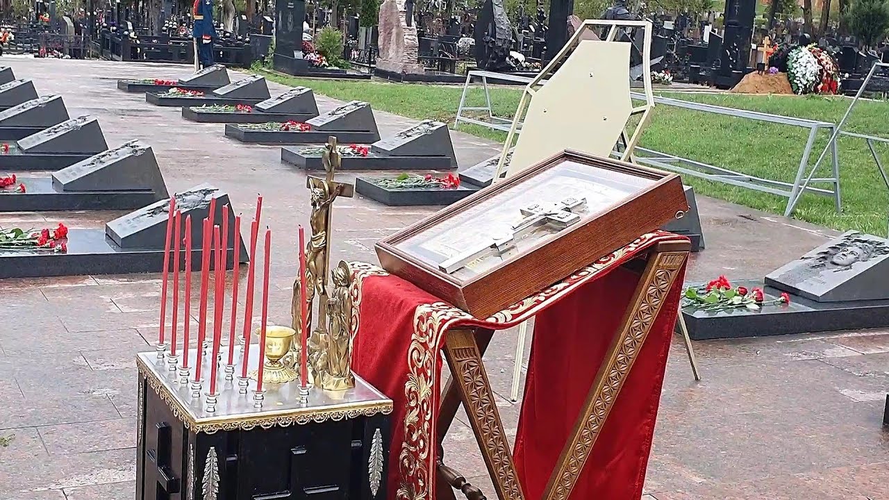 37 лет Чернобыльской катастрофы с оркестром и цветами на Митинском кладбище / 26 апреля  2023 г.