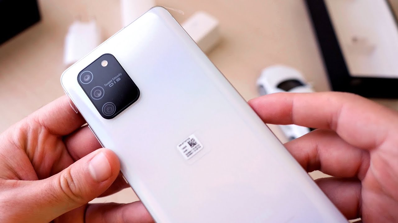 Samsung Galaxy S10 Lite vs iPhone 11 Camera In-Depth REVIEW (pros/cons) | BEST MID-RANGE Smartphone!