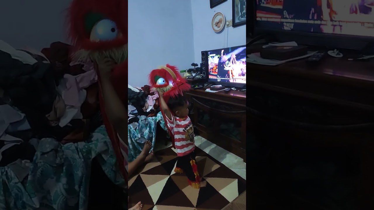 Adek Devan ikut joget barongan