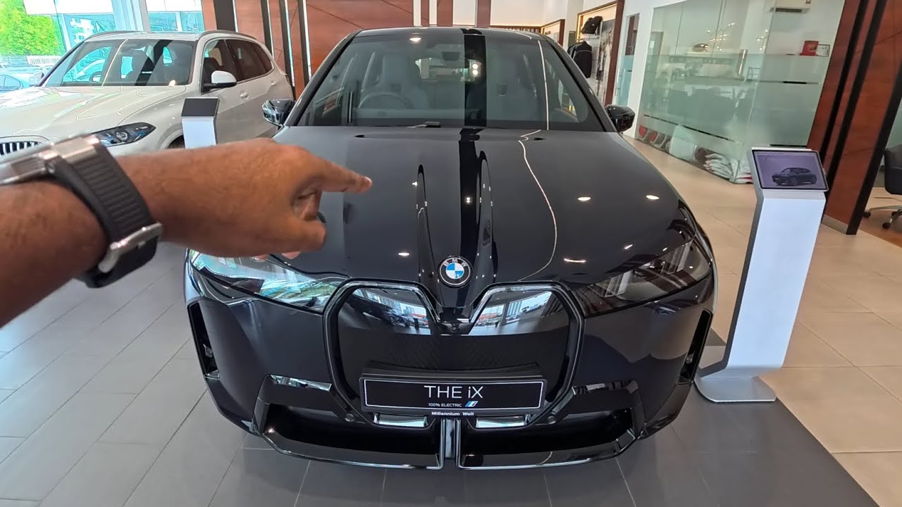 POV! BMW iX xDrive60 M Sport Pro in M Carbon Black Metallic & Interior design Suite | Amido