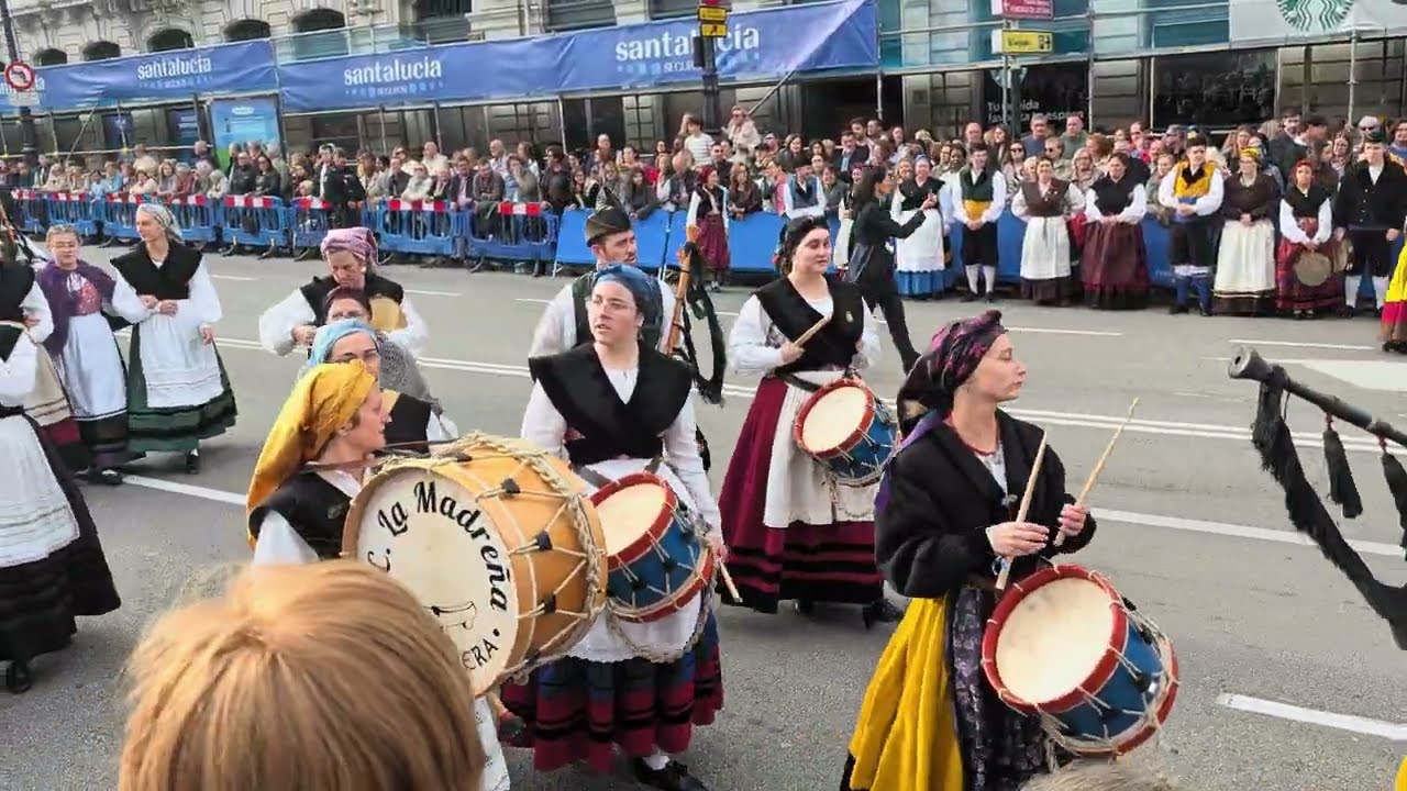 Llegada bandas de gaitas de Castrillón y Candás Premios Princesa de Asturias 2025