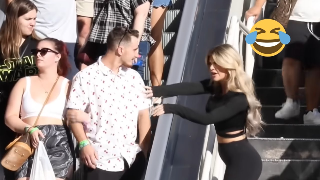 Las Mejores Bromas En Las Escaleras Mecánicas | Imposible No Reírse 😂 #4