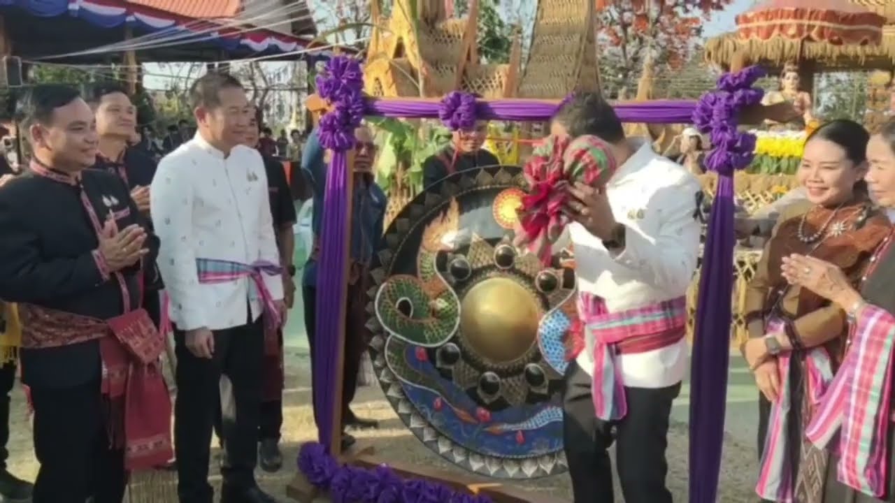 กาฬสินธุ์ ตะลึงหนุ่มน้อยฟ้อนงามสวยเลิศกลางแม่หญิง 120 คน