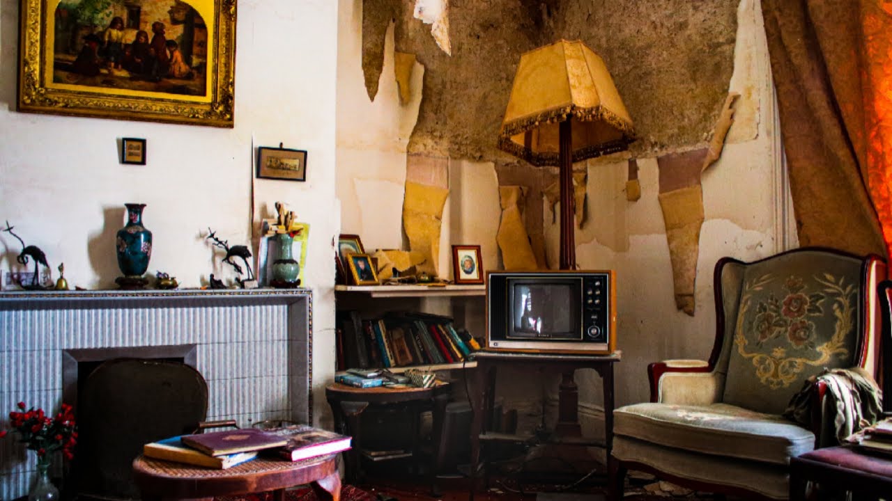 OVER 100 YEARS OF HISTORY LEFT FROZEN IN THIS ABANDONED HOUSE