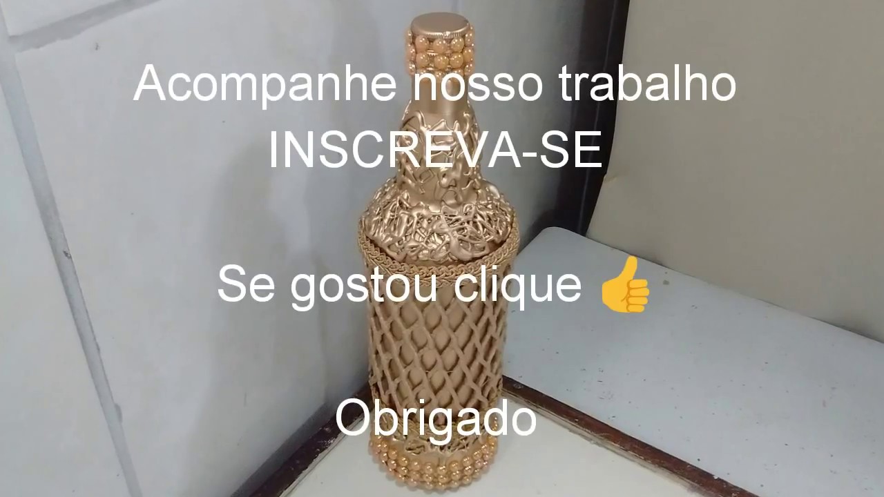 Garrafa dourada com tela e cola quente