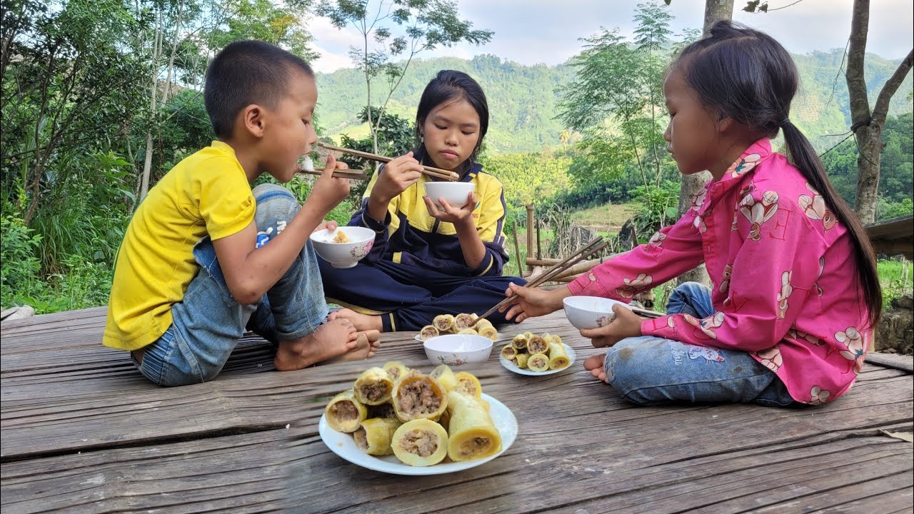 The two sisters went into the forest to find bamboo shoots to make bamboo shoots
