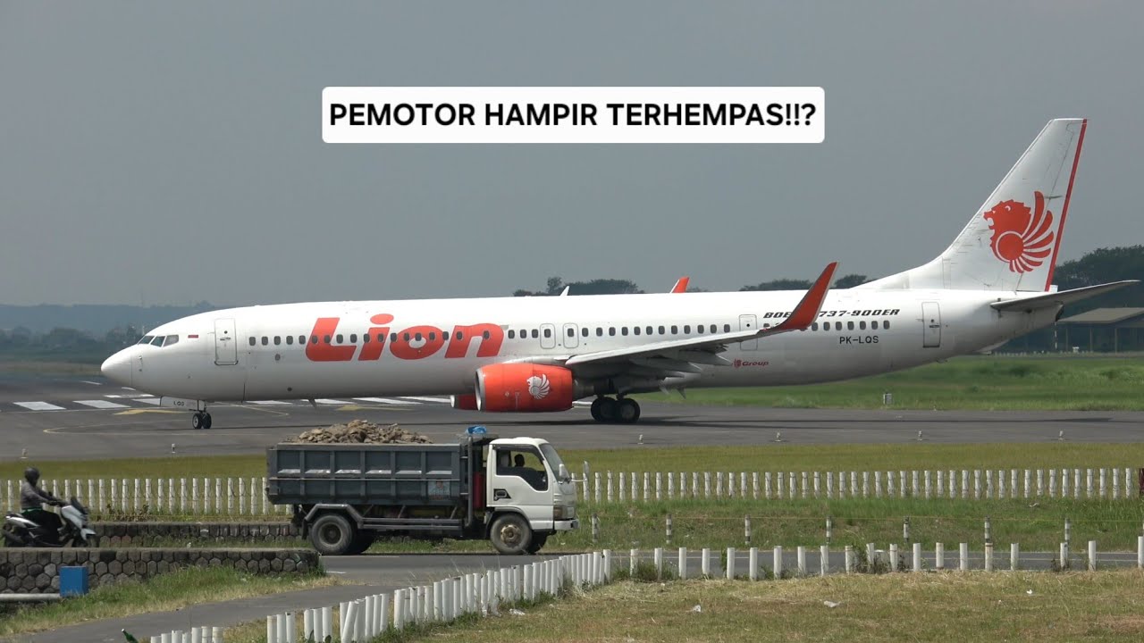Ngeri Hempasan Angin Pesawat Lion Boeing 737 Take Off Di Pinggir Jalan