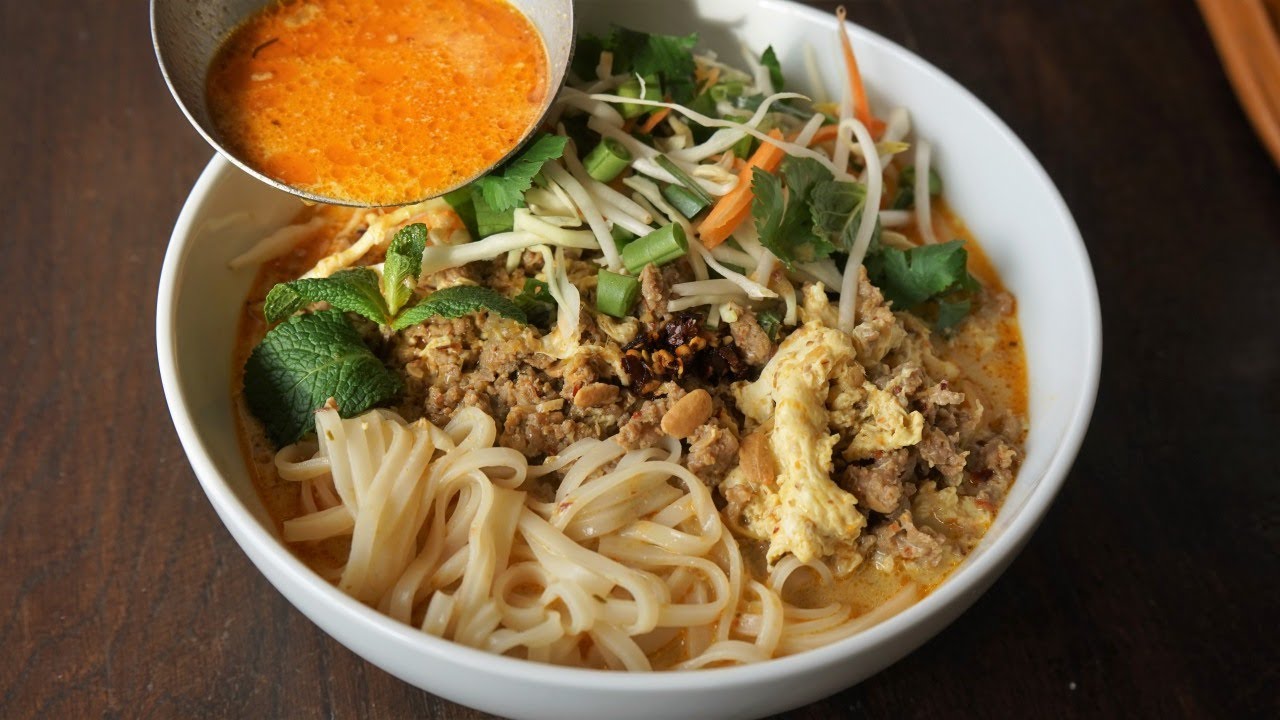 Soupe de Pâtes de Riz au Porc, au Curry Rouge et au Lait de Coco : Mi kha thi - Cooking With Morgane