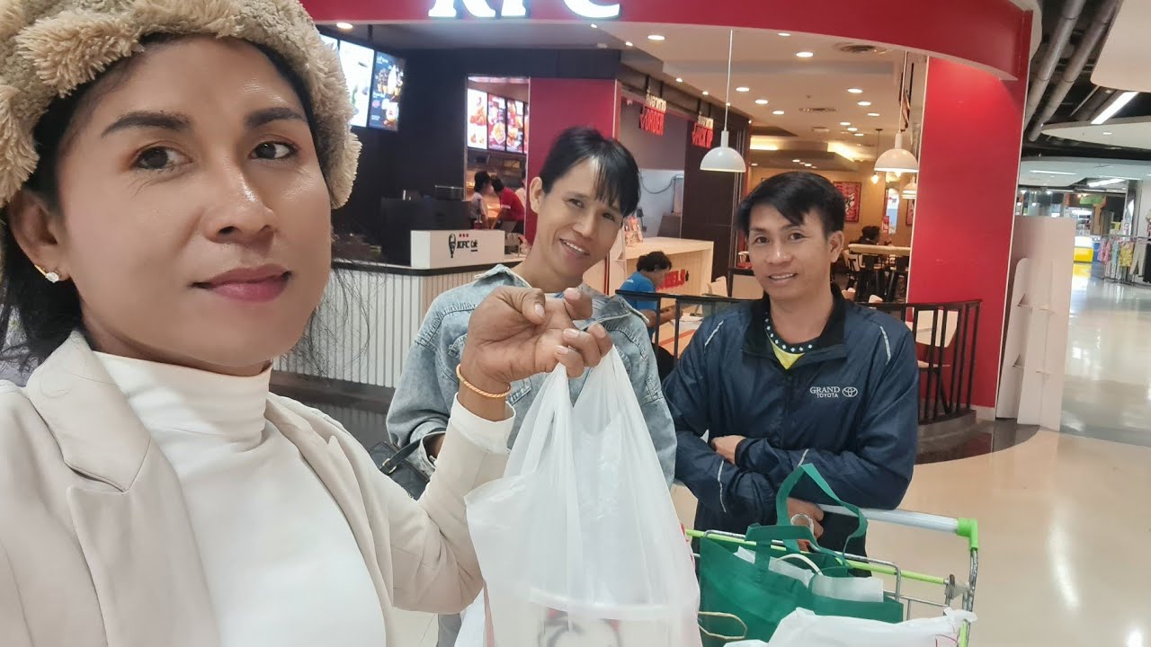 บ่าวเสือ​ นื้งปลาโลมาให้คุณ​ยายกินเจ้าค่ะ