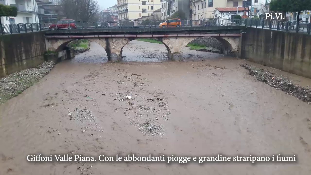 Giffoni Valle Piana. Con le abbondanti piogge straripa il fiume Picentino e il torrente Rio Secco