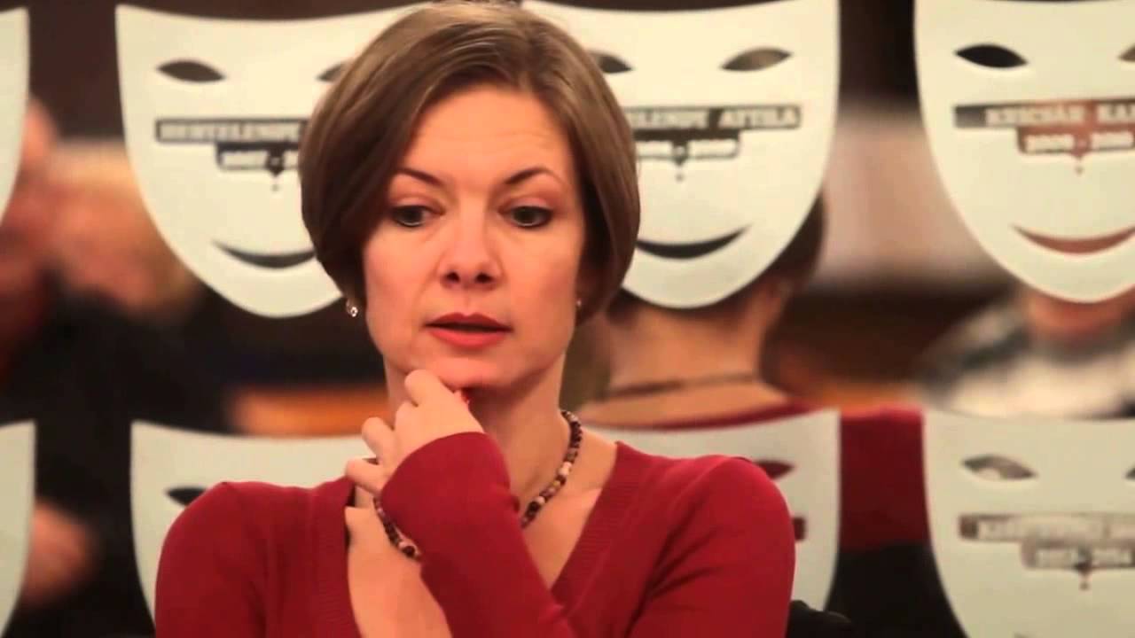 Debrei Zsuzsa színművésznő a szinházabarátokkal