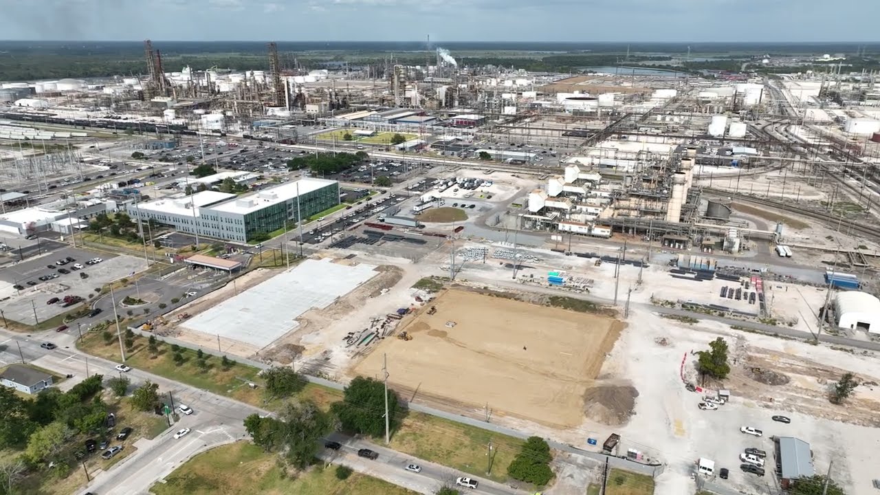 Exxon's Beaumont Texas Oil Refinery (30.061237, -94.070331)