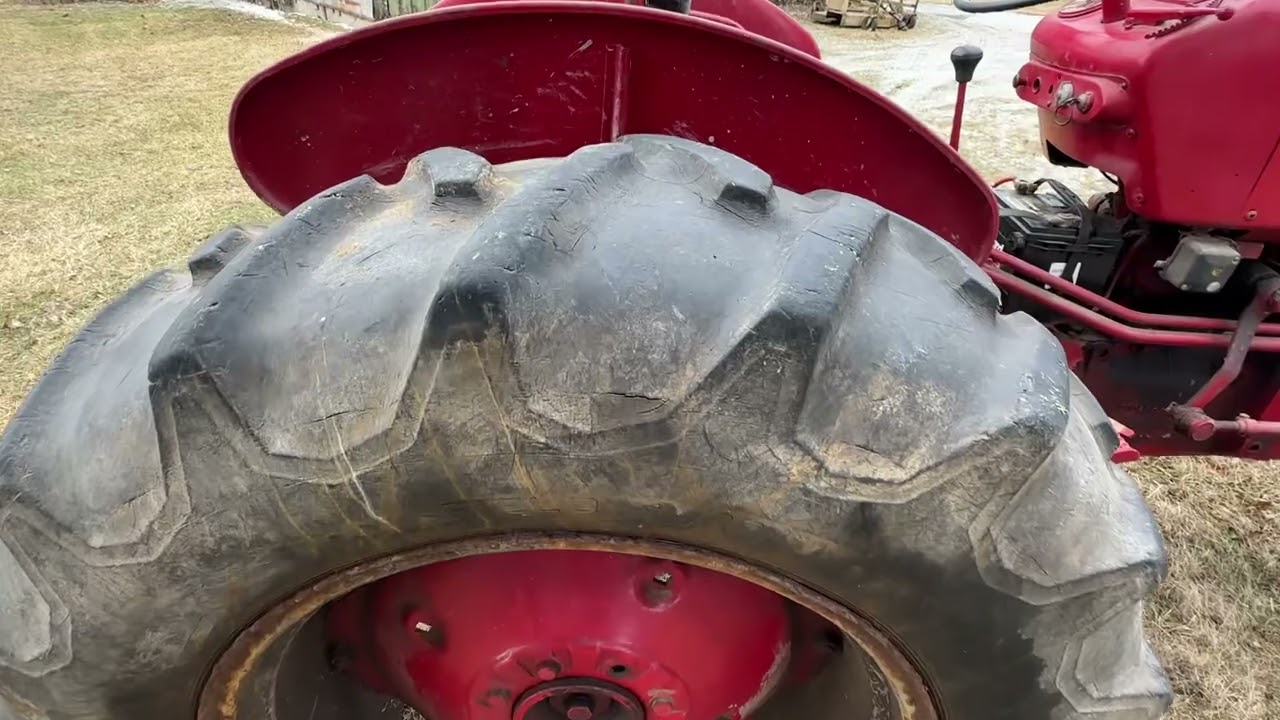 IH 300 Utility Tractor