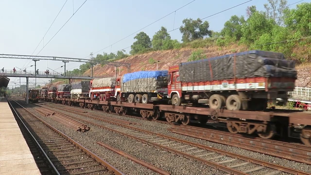 WDG4 WDG4D Ro-Ro skipping Thivim Railway Station at top speed!
