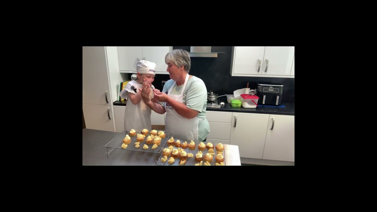 Minnie Decorates the Butterfly Buns