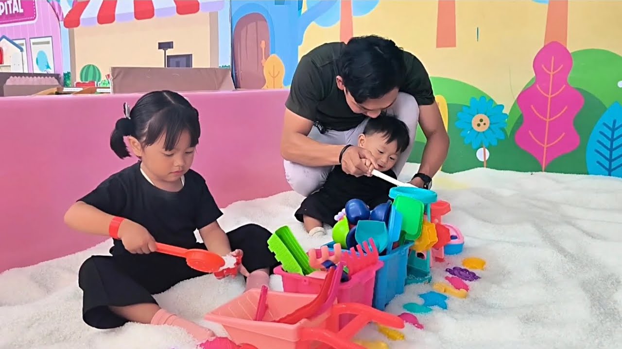 Bermain Pasir Ajaib di Playground‼️Rifana dan Elzan Main Perosotan dan Pasir-pasiran di Playground
