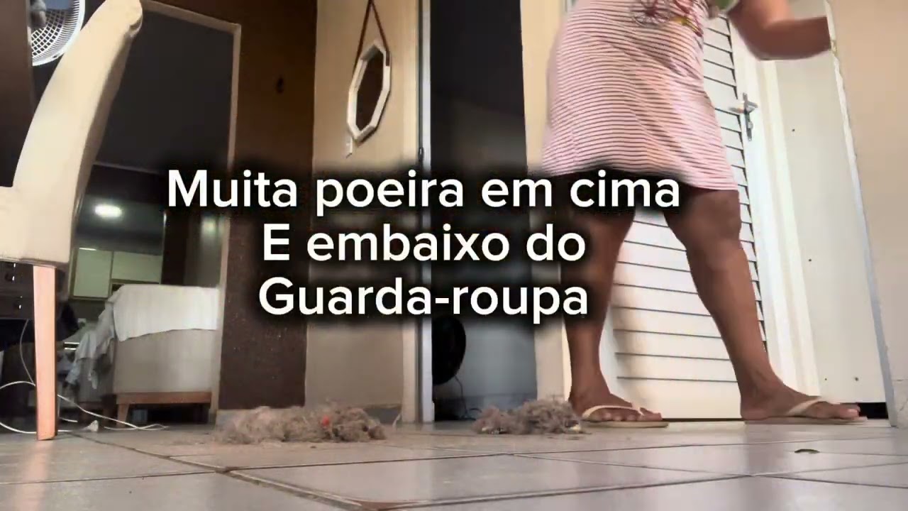 Dobrando roupa e lavando o chão do quarto.. rotina do dia 