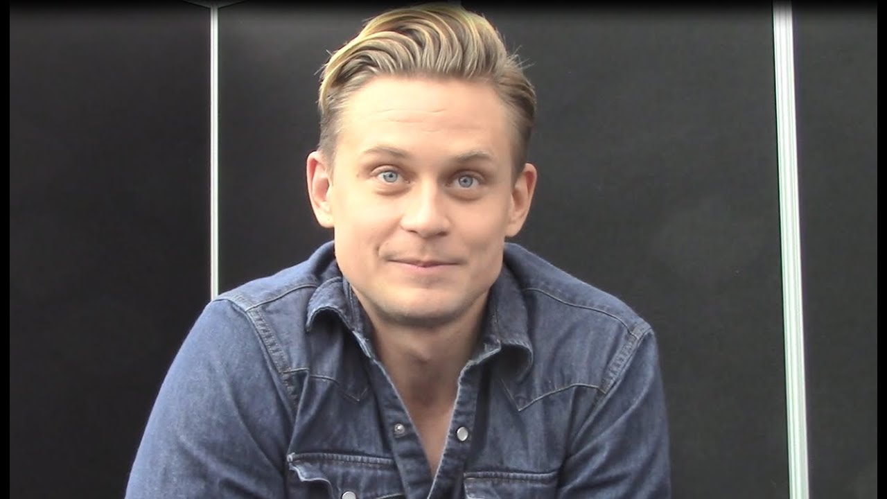 'Tell Me a Story' - Billy Magnussen Interview (NYCC)