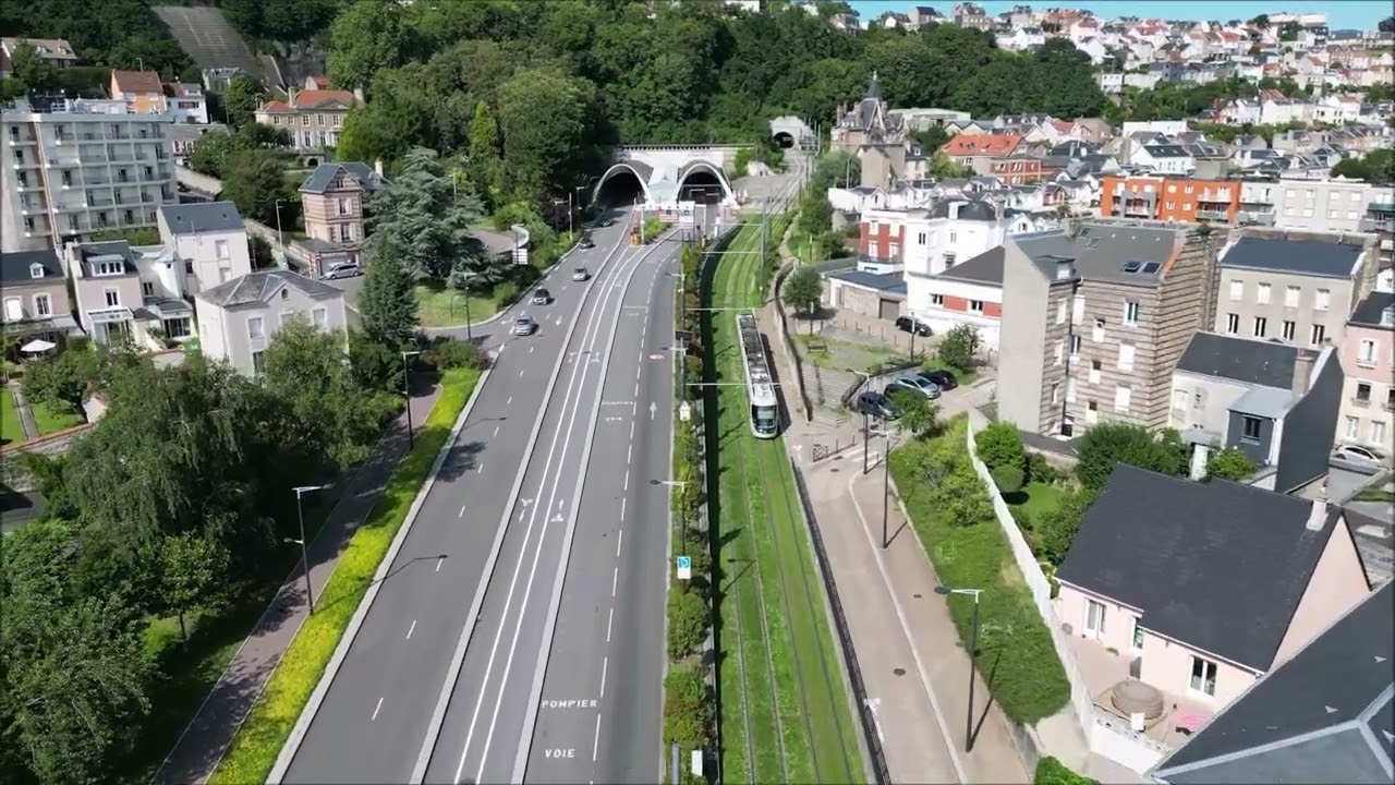 21 08 23 le tramway du rond point à l'entré du tunnel Jenner