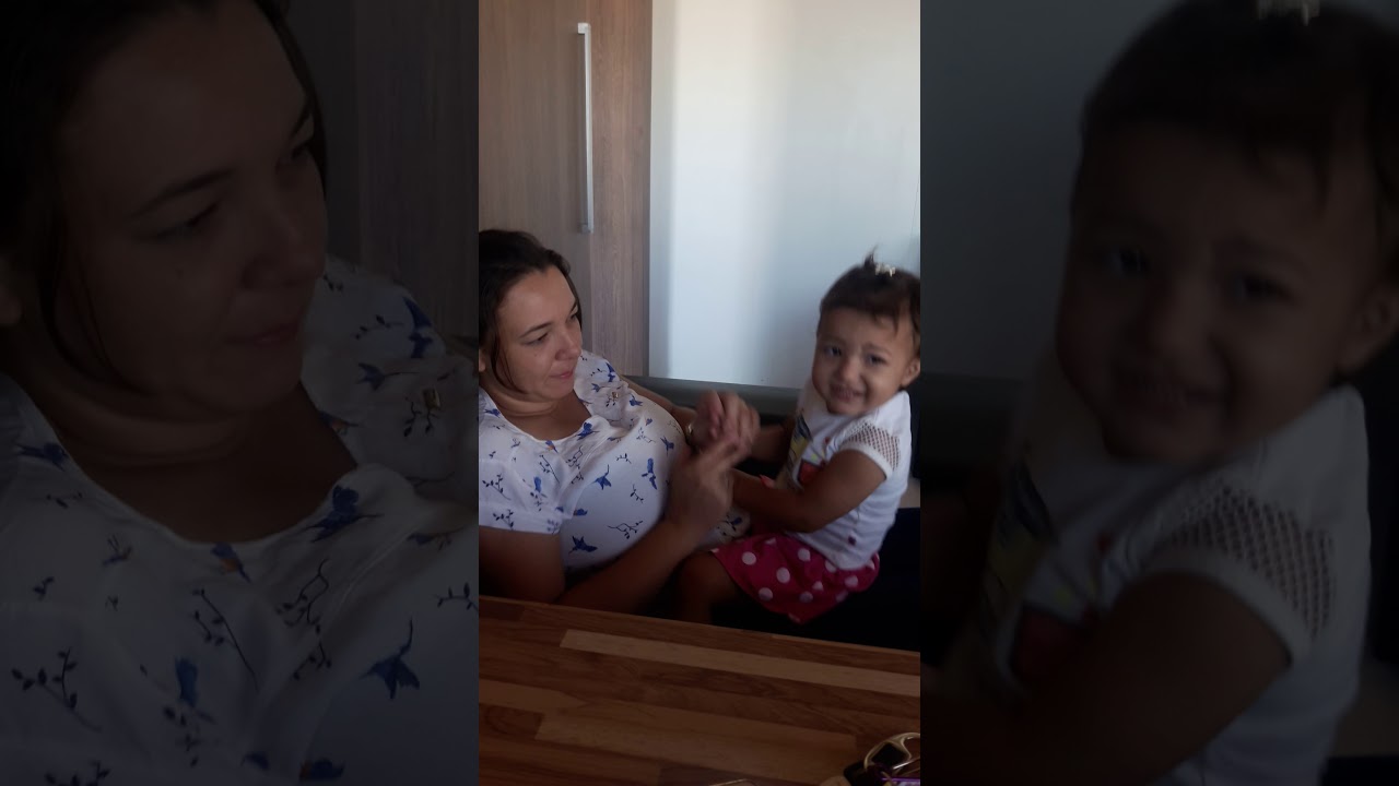 Bagunça da Lyara 1 ano 8 meses ainda mamando no peito.
