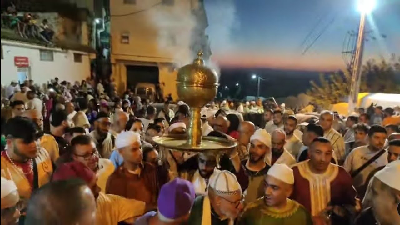 الدخلة الى الضريح مولاي ادريس الاكبر لطائفة العيساوية برئاسة المقدم عبدالصمد هادف