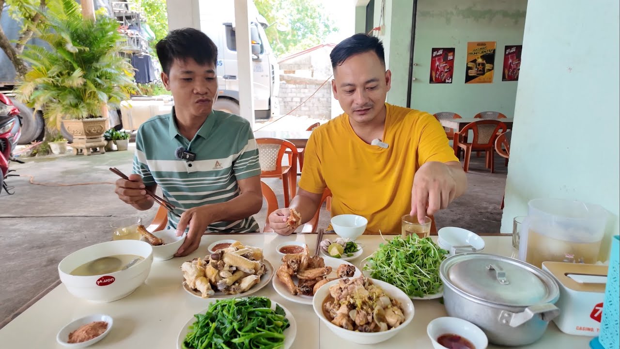 Xuyên Việt Qua Cung Đường Điện Gió Quảng Bình - Ăn Cơm Gà Xe Tải Bắc Nam Tuyệt Ngon