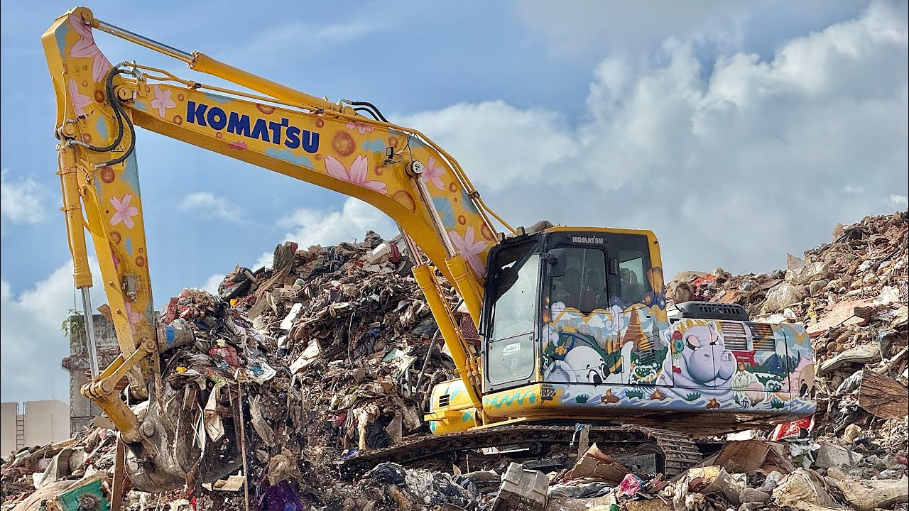 ตักขยะน้ำท่วมหาดใหญ่ขึ้นกองชั้น3 KOMATSU PC210LC 