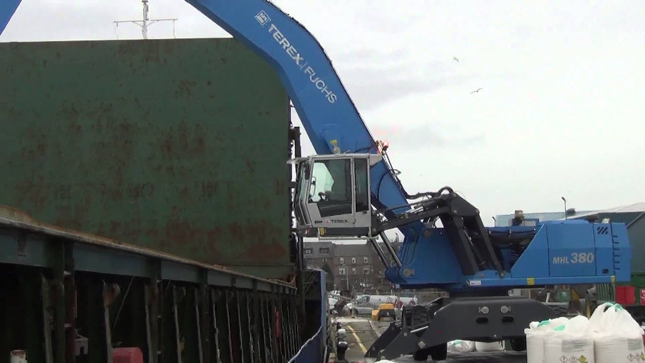 Terex Fuchs MHL 380 unloading a ship of fertiliser.mp4