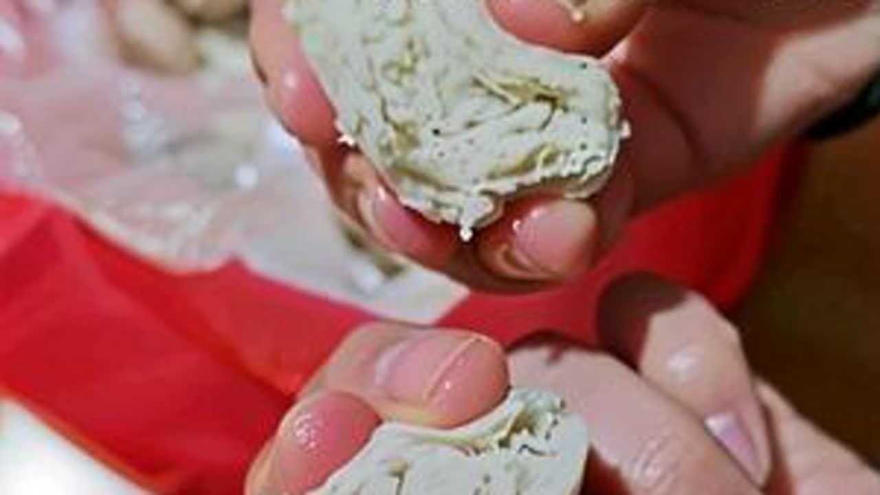 当东北老王陪南方媳妇回乡之见识南方自制手工丸子。东北老王第一次见识到南方的手工丸子也是爱上了哈哈哈，南方的猪肉丸、牛肉丸、鱼丸、贡丸等等超级美的存在，大家一定要尝试一下！#南北差异 #自制手工丸...