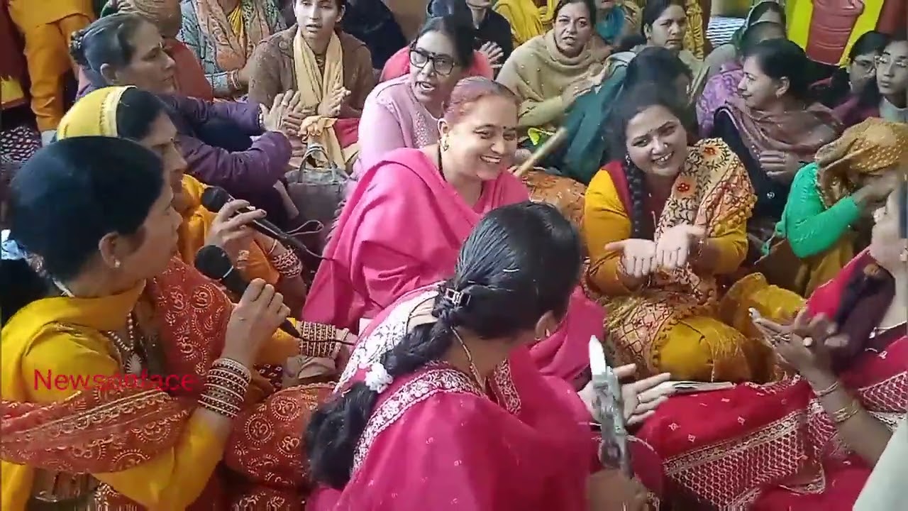 ....... हर हर महादेव....... कुम्हार गली स्थित प्राचीन शिव मंदिर में भगवान शिव के लगाया गया बटना।..