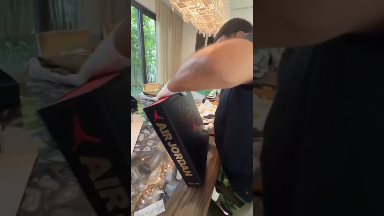 Майкл Джордан подарил диджею Халеду свою книгу Air Jordan на 2 тысячи долларов от Assouline Brand...