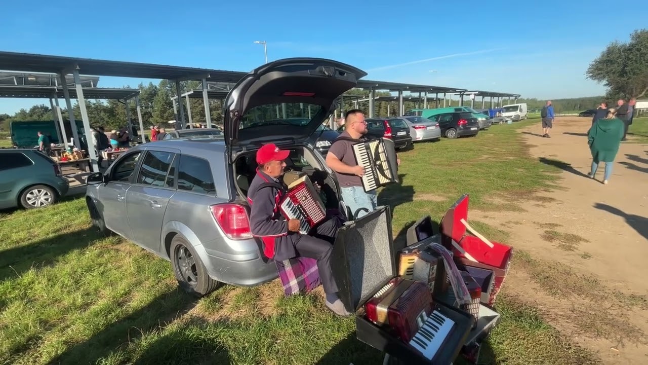 Targ staroci w Ciechanowca , akordeoniści część pierwsza Łukasz z Perlejewa  I Franek z  Łap.