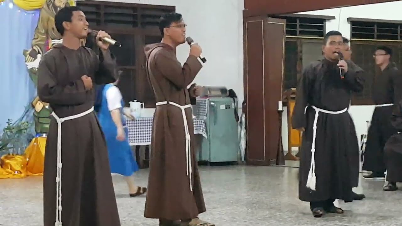 Frater-frater kapusin bernyanyi..