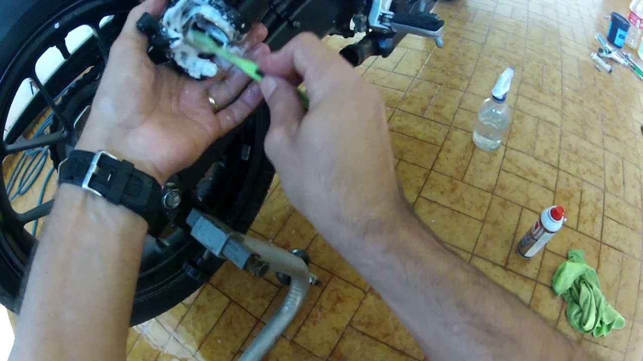 CB500f limpeza e troca de fluido de freio traseiro , como fazer ???