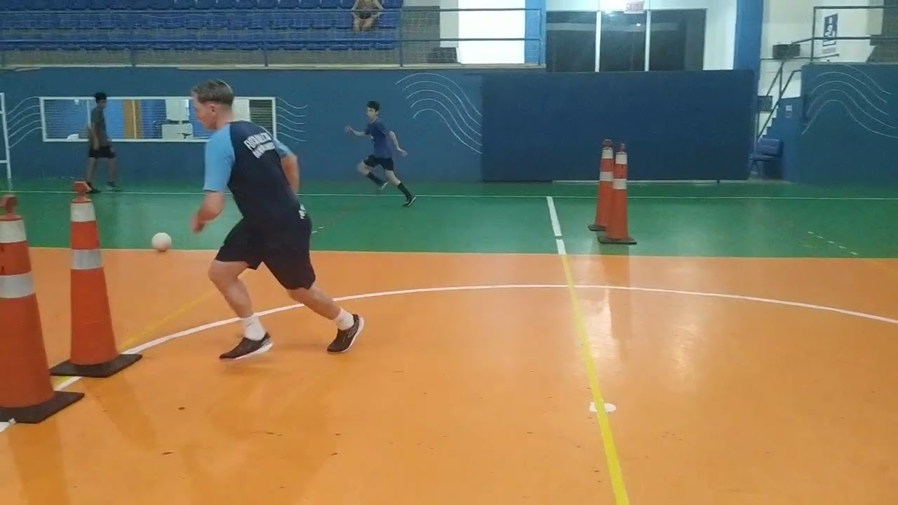 Treino de passagem de ala com pivô descendo até a linha do meio de quadra#esporte #futsal
