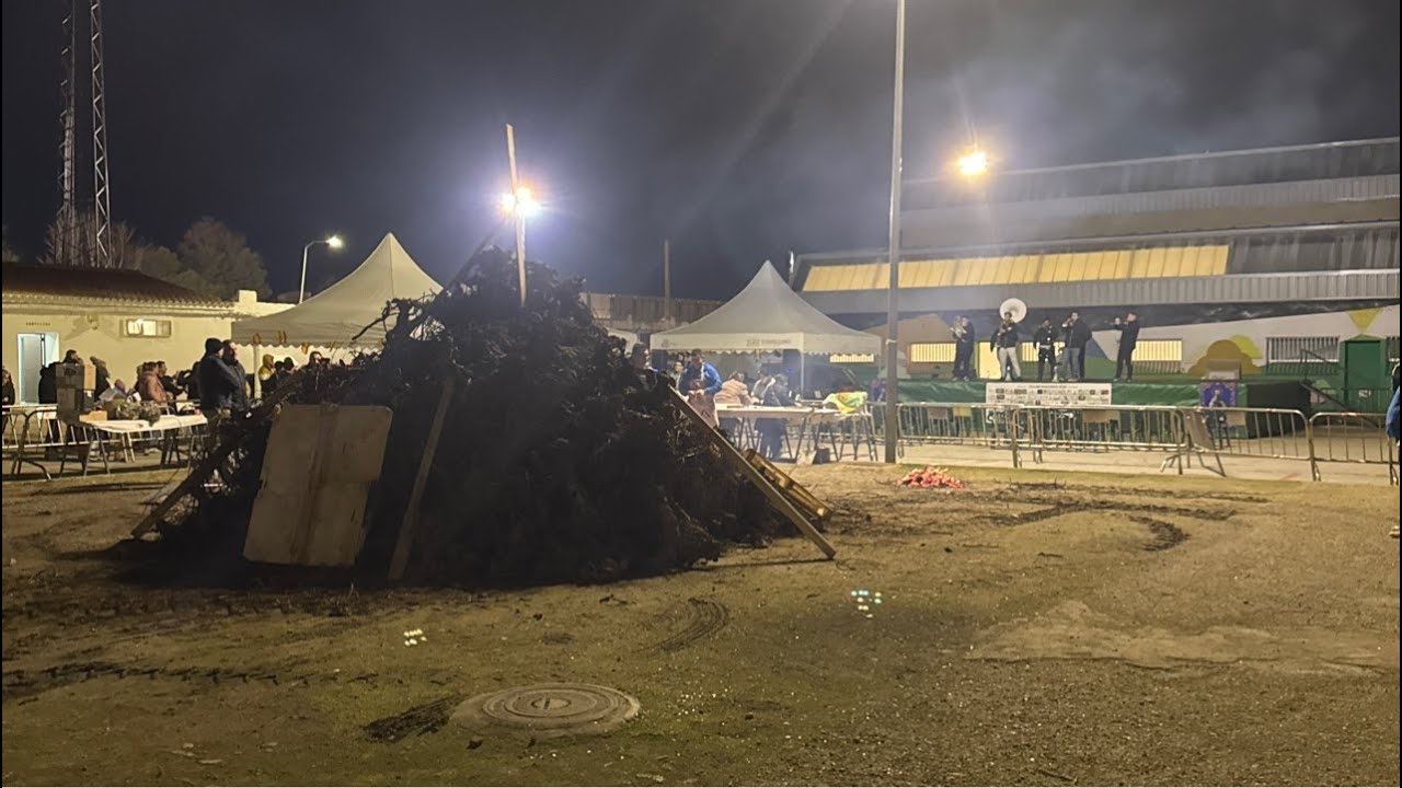 Encendido de San Antón: El ambiente en vivo desde la hoguera municipal de Tomelloso