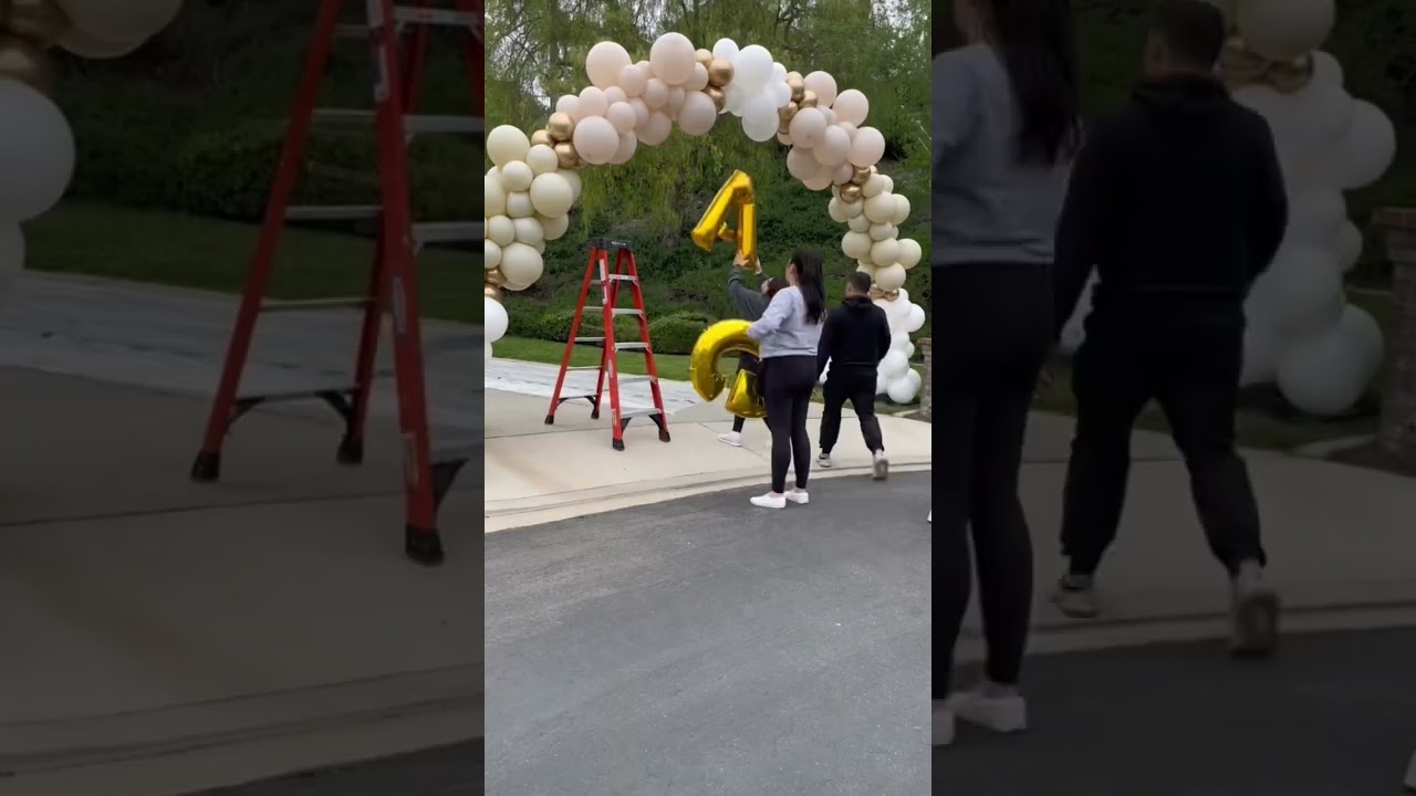 Setting up an organic arch using  #aeropolesystem #balloons #arch #aeropole #gemar #tuftex #qualatex