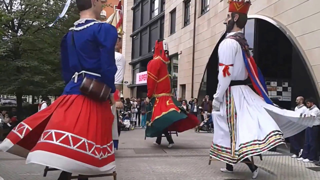 San Juan auzoa erraldoi konpartsa - Comparsa de gigantes del barrio San Juan