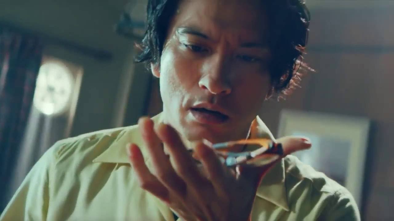 【日本CM】長瀨智也以搞怪作風一手抓碎眼鏡？