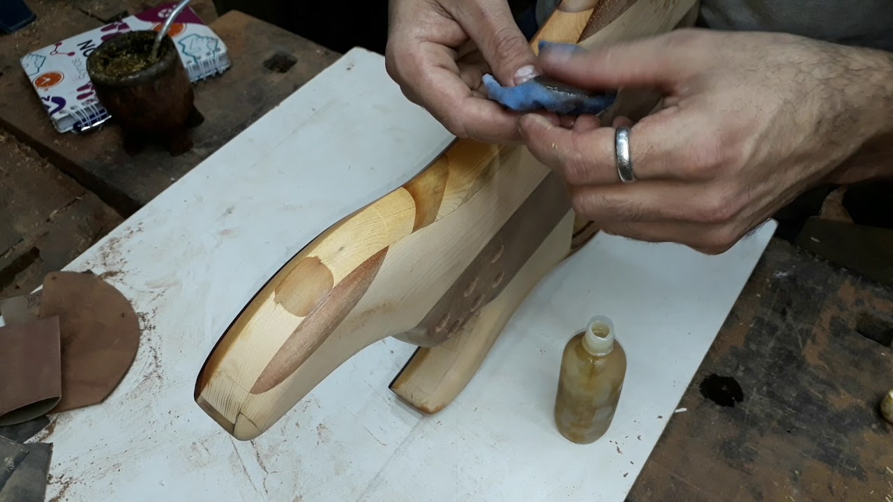 Lijado, grabado y aceitado en tung oil para la KATHARSIS bajo en taller LM Luthier