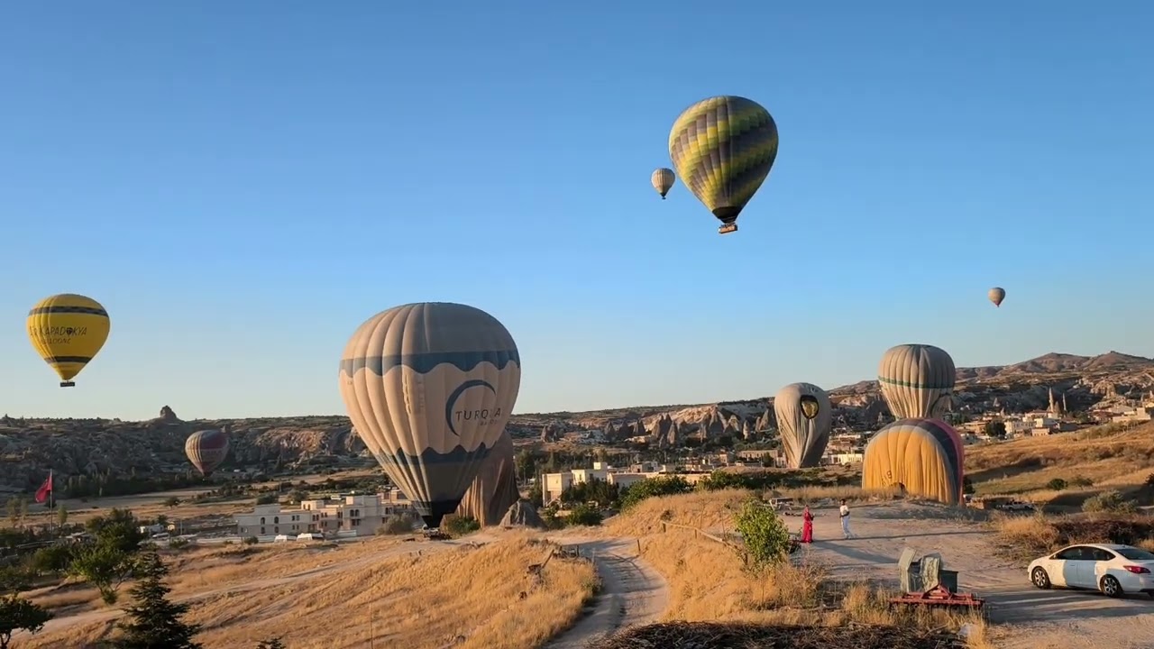 Kapadokya'da havada uçan balonların harika manzarası... (15 Ağustos 2025)