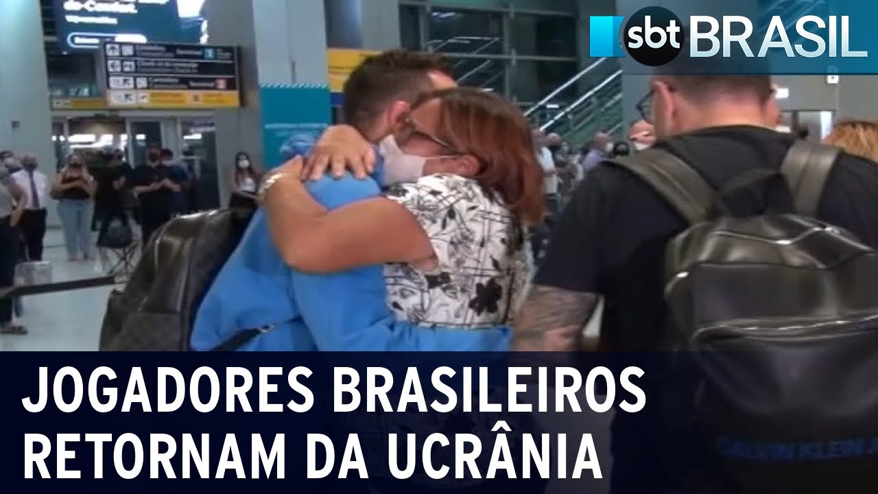 Jogadores desembarcam no Brasil após deixarem a Ucrânia | SBT Brasil (01/03/22)